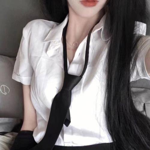 三人之间